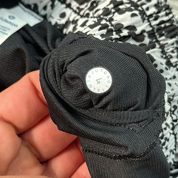 NWT Lululemon Hotty Hot Short II *Long 4" Chirasu Black / Chirakasu Alpine White - Picture 4 of 6